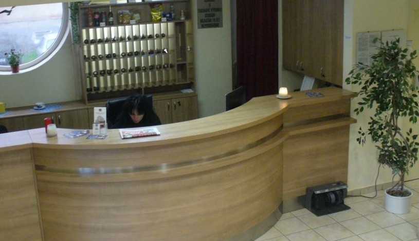 HOTEL MORAVA** Uherské Hradiště - Apartmán, dvoulůžkový pokoj s vanou, jednolůžkový pokoj se sprchou, dvoulůžkový pokoj se sprchou